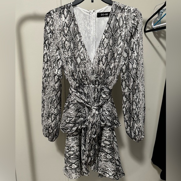 DO+BE Long Sleeve Snake print V-neck Mini Dress size small new with tags - Picture 4 of 6